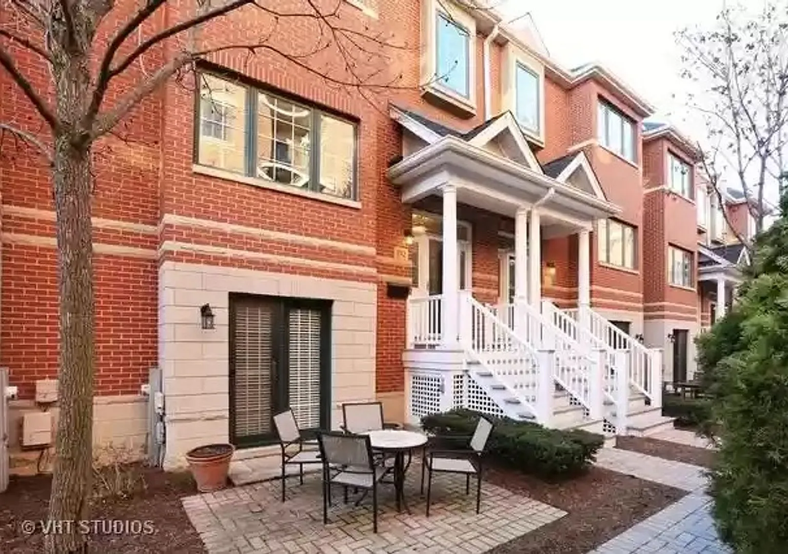 Downtown Elmhurst Gem 3-Bed Townhome with Balcony, Courtyard & Garage — Photo 1
