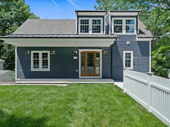 21 Lakecrest Path, Weymouth, MA 02189