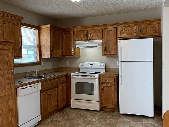 2nd image of 1005 NE Whispering Winds Cir Unit 77