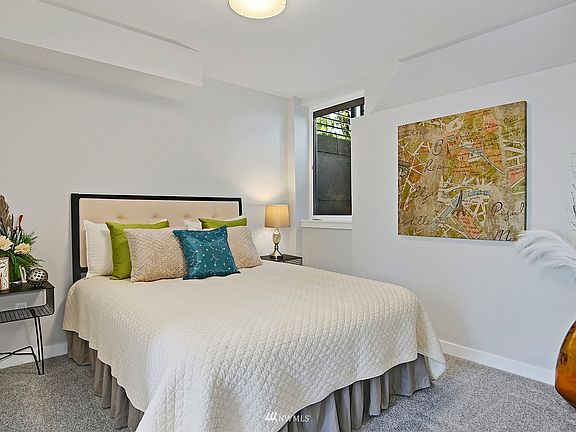 Lower level bedroom.>