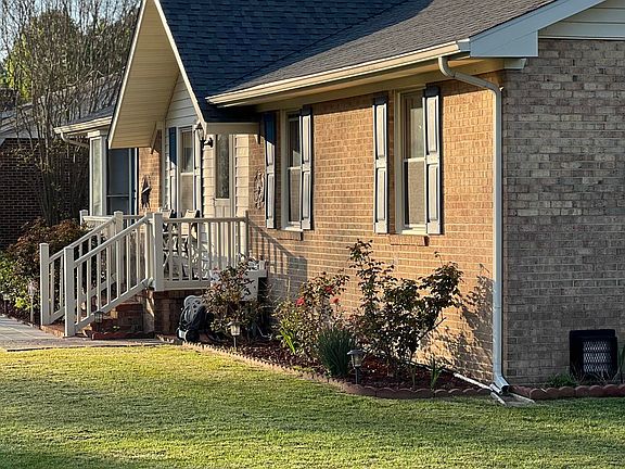 3rd image of 301 Rose Drive