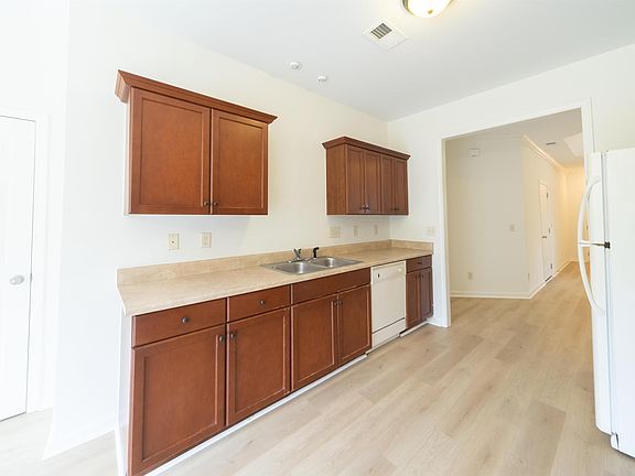 5th image of 1258 Easterwood Blvd