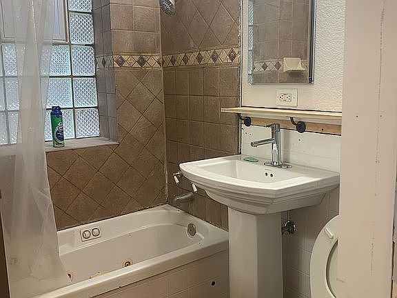 3rd image of 2326 N Lincoln Park W APT 1D