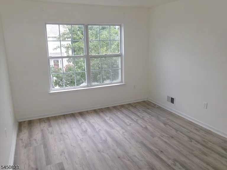 31 Victoria Dr — Photo 13