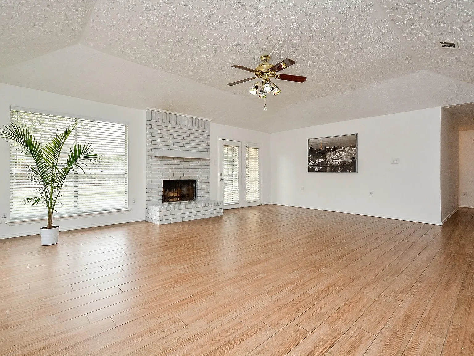 3 bed, 2.0 bath, 2001 sqft, $2,000 — Photo 4