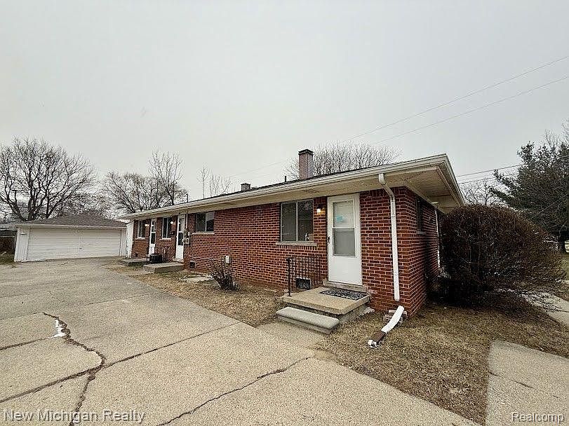 1st image of 700 Clinton River Dr