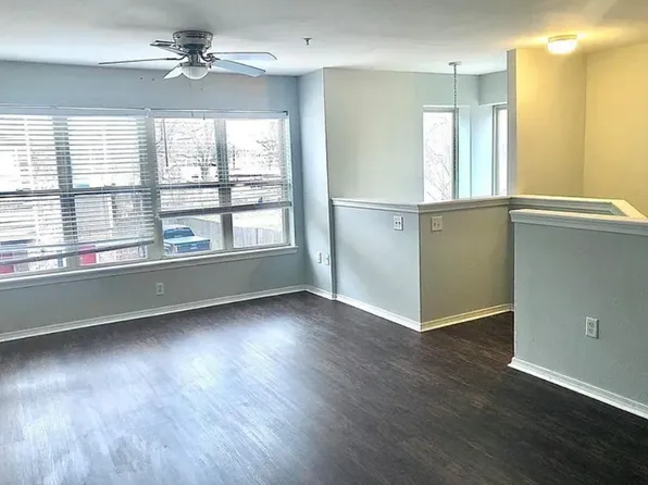 1882 N Scull Creek Dr, Fayetteville, AR 72703