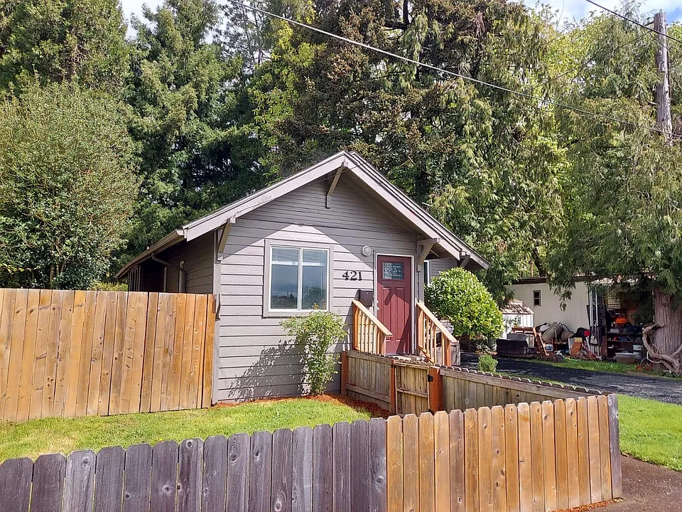 421 SW Twin Oaks Cir