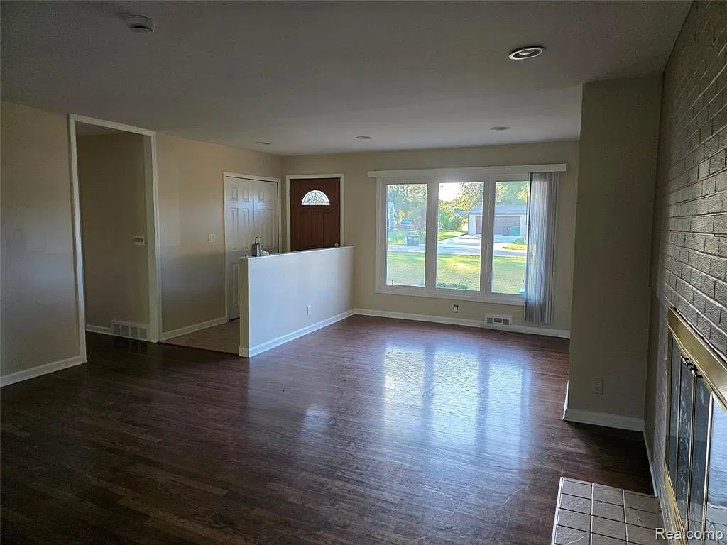 3 bed, 2.0 bath, 3122 sqft, $2,600 — Photo 4