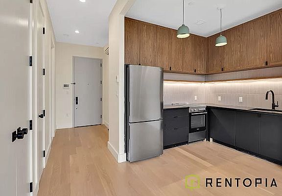 4th image of 420 Tompkins Ave #4D