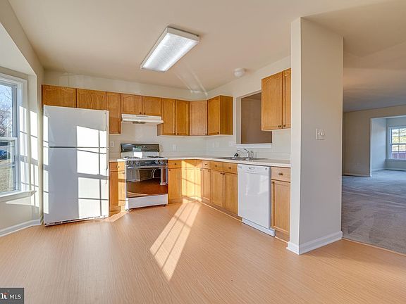 5th image of 42 Dunrobin Dr