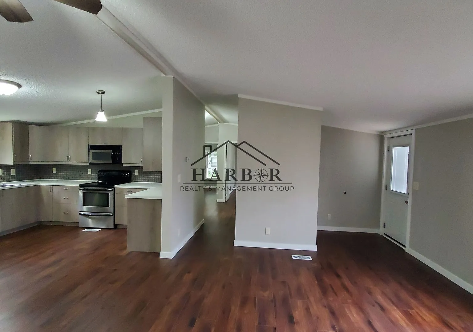 Spacious, Newly Renovated 3 Bed, 2 Bath Home — Photo 3