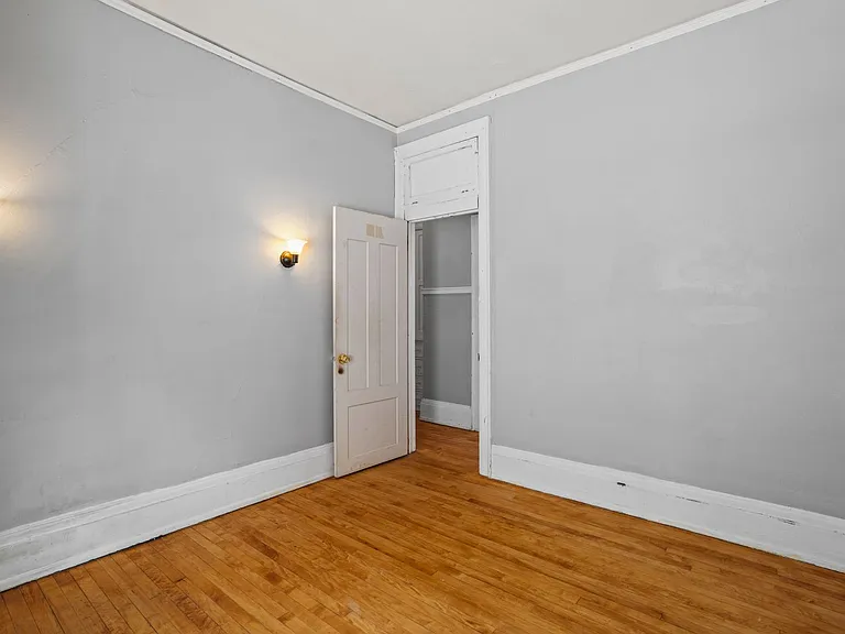 2933 N Maryland Ave — Photo 9