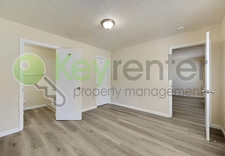 1065 Santiago Ave #6 — Photo 8