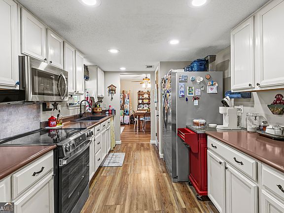 4th image of 315 Jeanies Rd