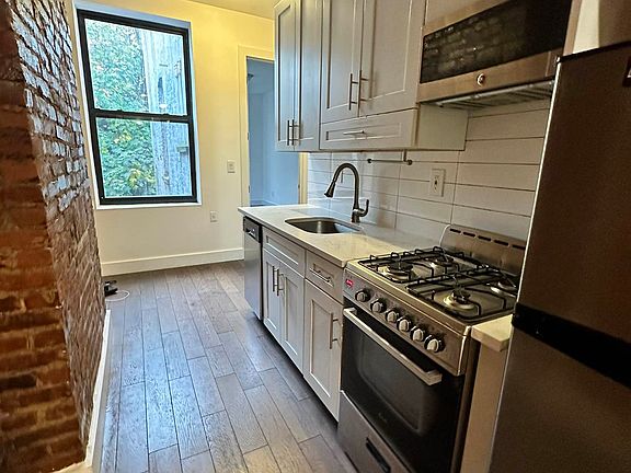 3rd image of 542 Bainbridge St #3C