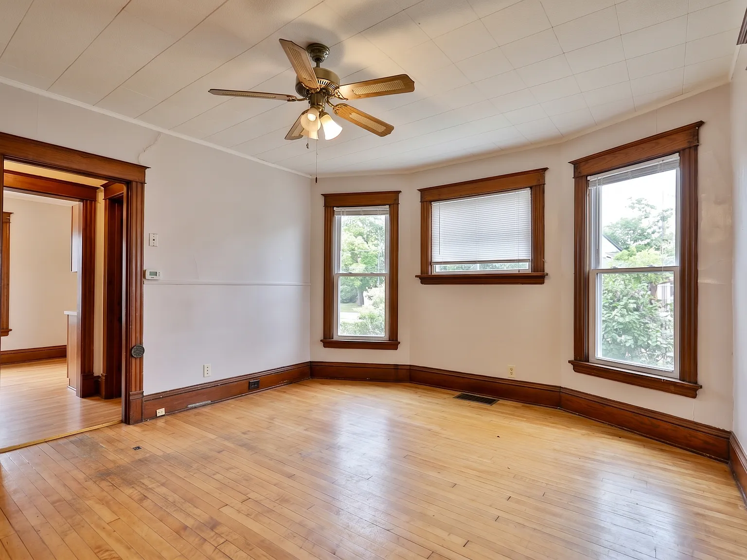 7 bed, 2316 sqft, $7,449 — Photo 3