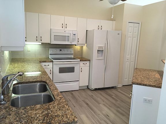 4th image of 2928 SW 8th Pl