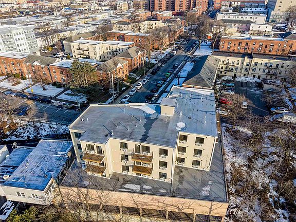 4th image of 2601 Jane St #301