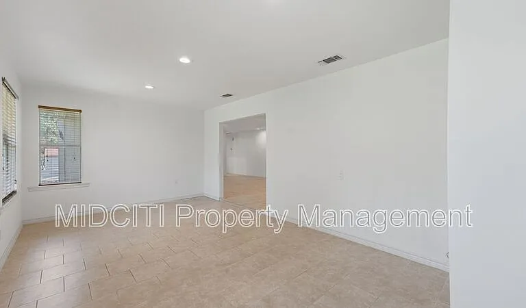 1233 Hollyhock Ln — Photo 13