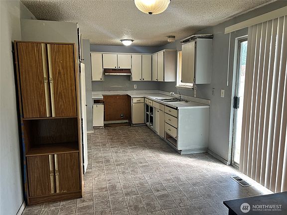 5th image of 19413 Crescent Drive E