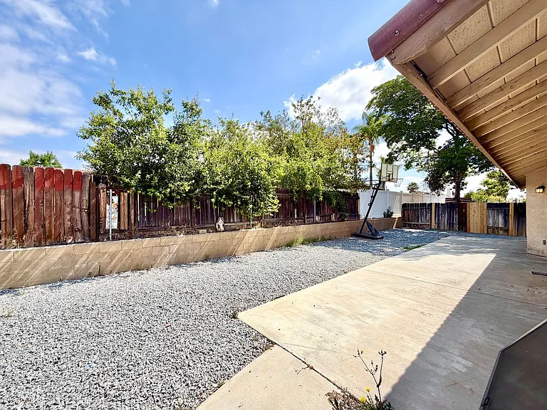 24690 Rugby Ln — Photo 30