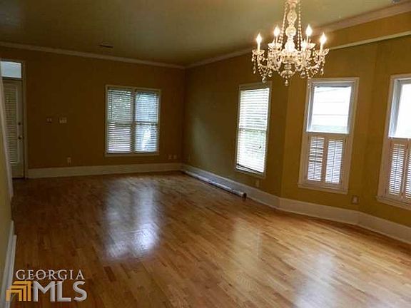 Spacious dining room with bay windows