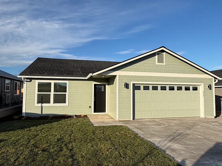 714 NE Rickenbacker Rd — Photo 1
