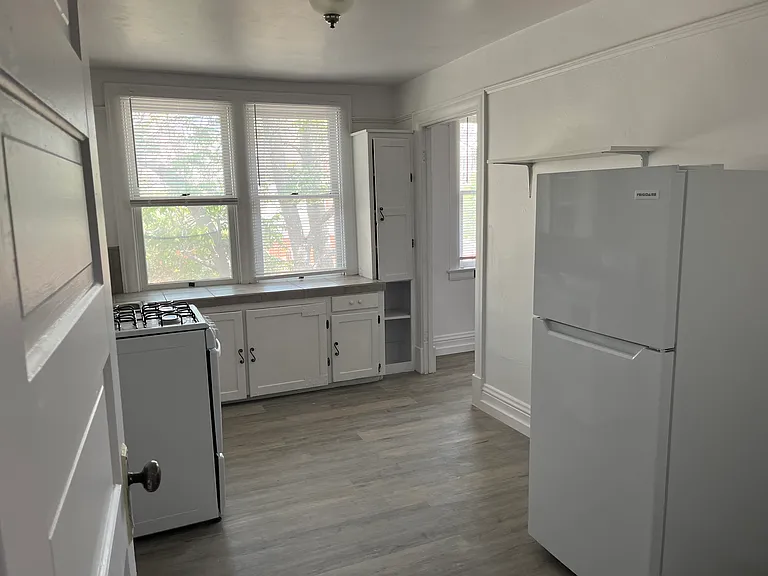 2 story 2 Bed / 2 Bath Charming Dowtown Cottage - Just-Renovated — Photo 9