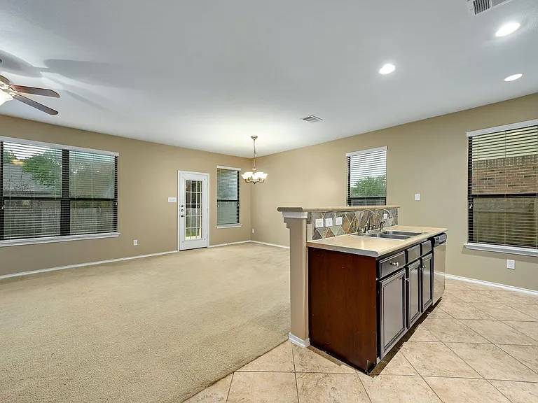 1029 Hyde Park Dr — Photo 7
