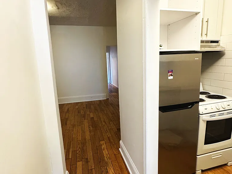 383 Lansdowne Ave #MAIN FLOOR — Photo 8