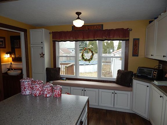 5th image of 236 Chapman Pl