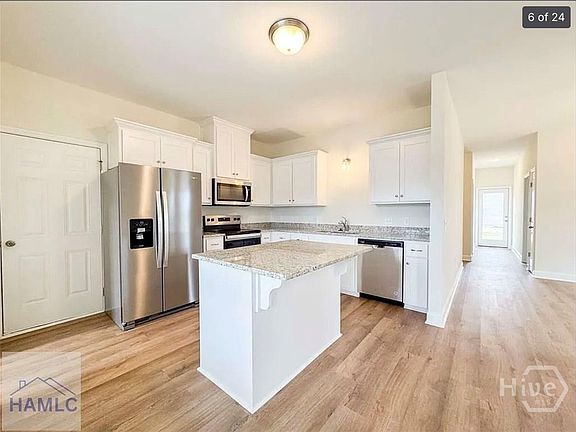 5th image of 372 Hardman Rd