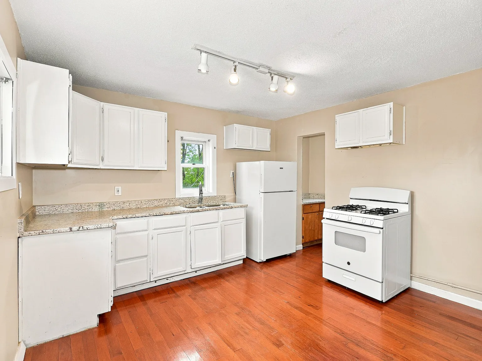 1097 Suburban Avenue - 2 — Photo 4