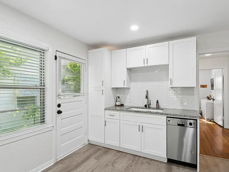 2821 S Hills Ave — Photo 8
