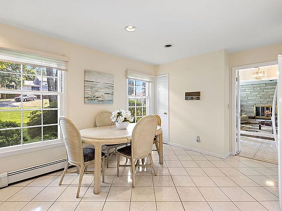 5th image of 43 Windsor Dr