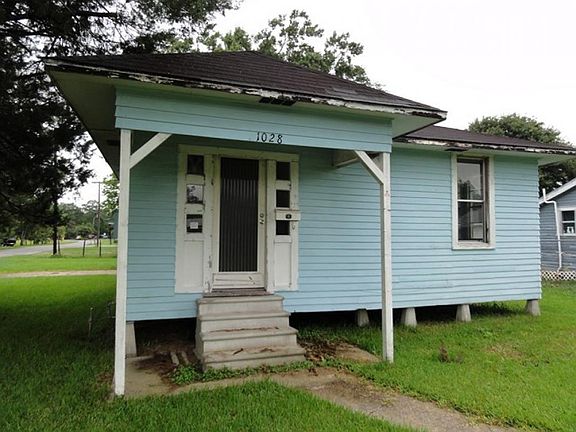 2nd image of 1028 S Avenue D