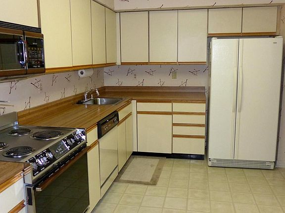 Spacious Kitchen w/Plenty of Counterspace