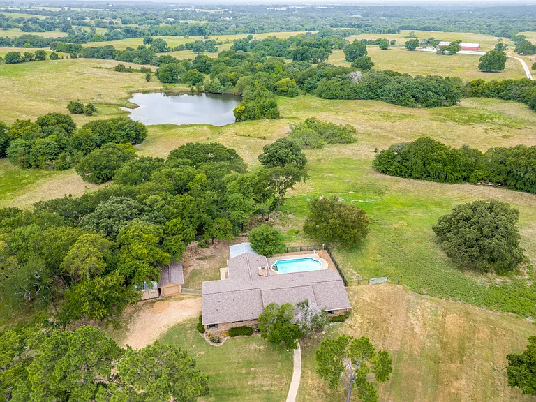 Relaxed peaceful country setting.
