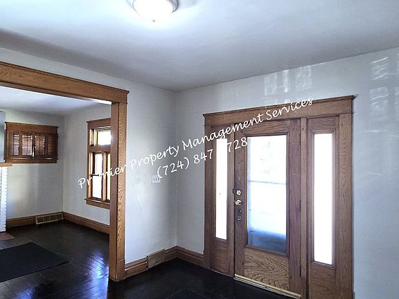 3rd image of 922 Winslow Ave