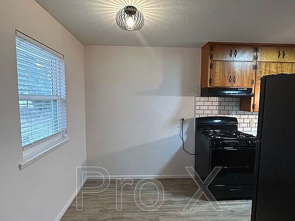 5th image of 210 S Hill Ave