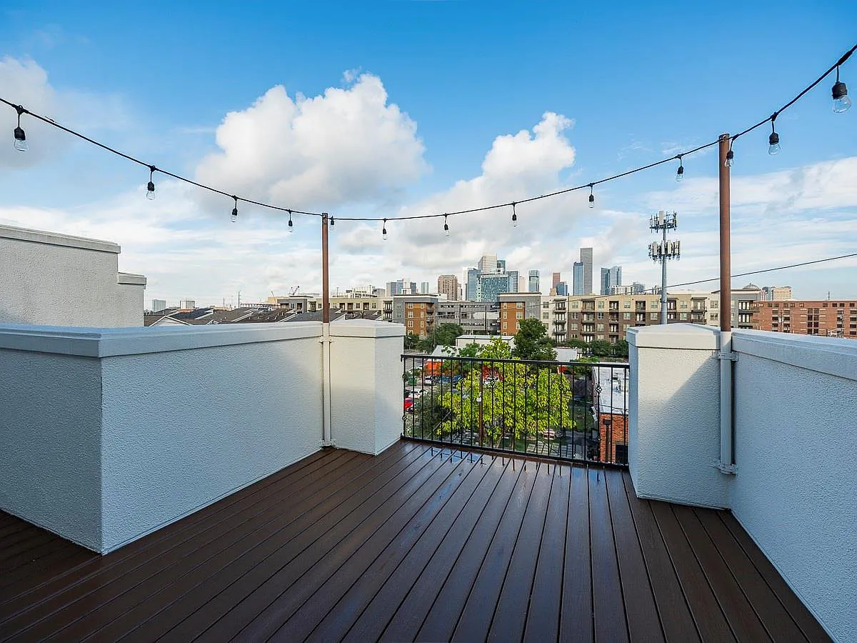 3 bed, 3.0 bath, 2420 sqft, $3,000 — Photo 2