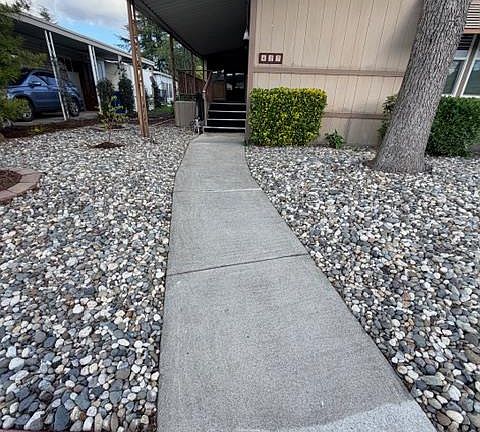 4th image of 427 Royal Crest Cir