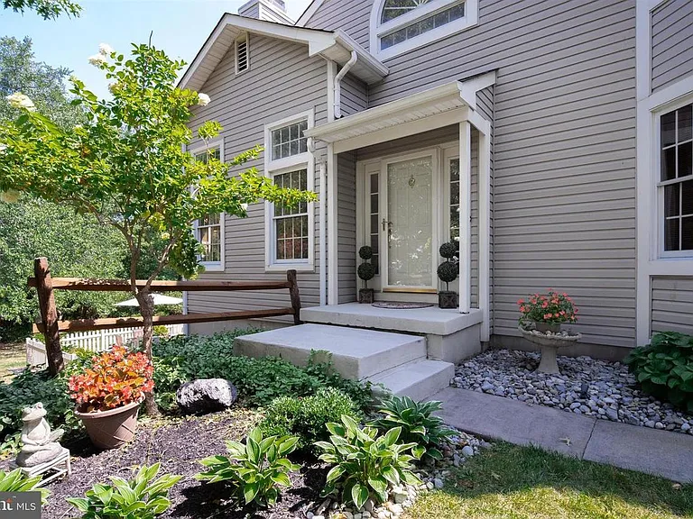 100 Endsleigh Ct — Photo 3
