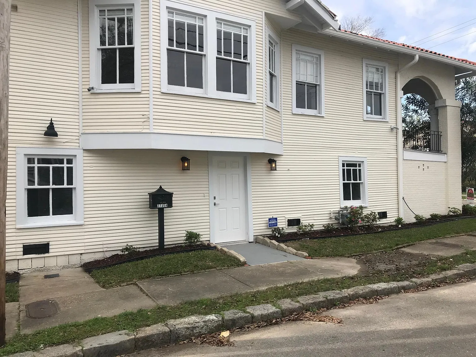 2735 Octavia St — Photo 1