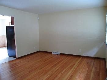 5th image of 15537 Elm St