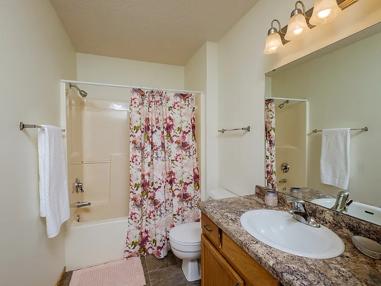 Fargo, ND Bridgeport Apartments | Bathroom