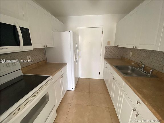 4th image of 2020 NE 135th St APT 210