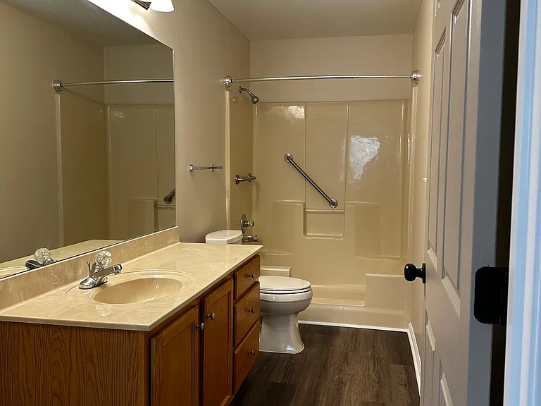 Master Bath (handicap accessible)