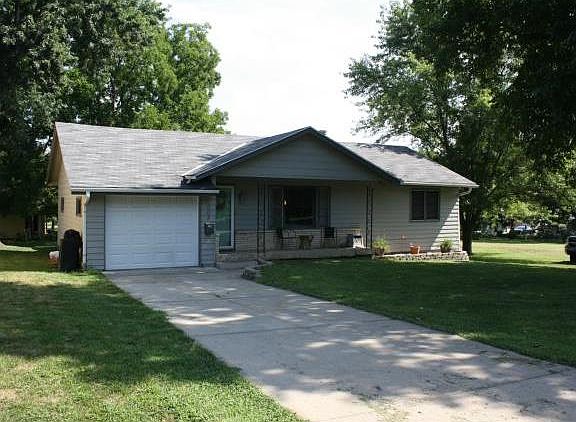 3rd image of 1004 E Kaskaskia St